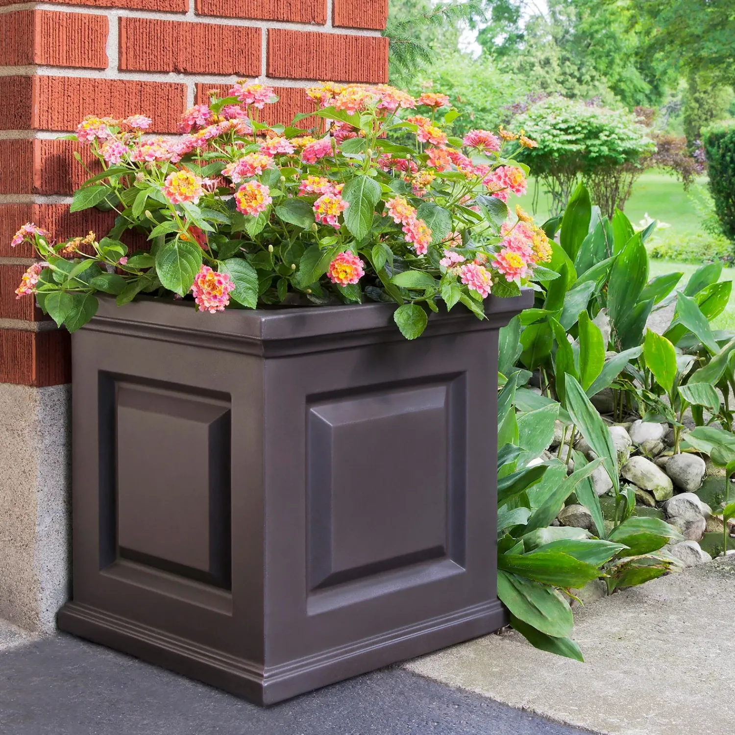 Plow & Hearth Planters & Plant Stands>Chadwick Self-Watering Planter, 16" sq.
