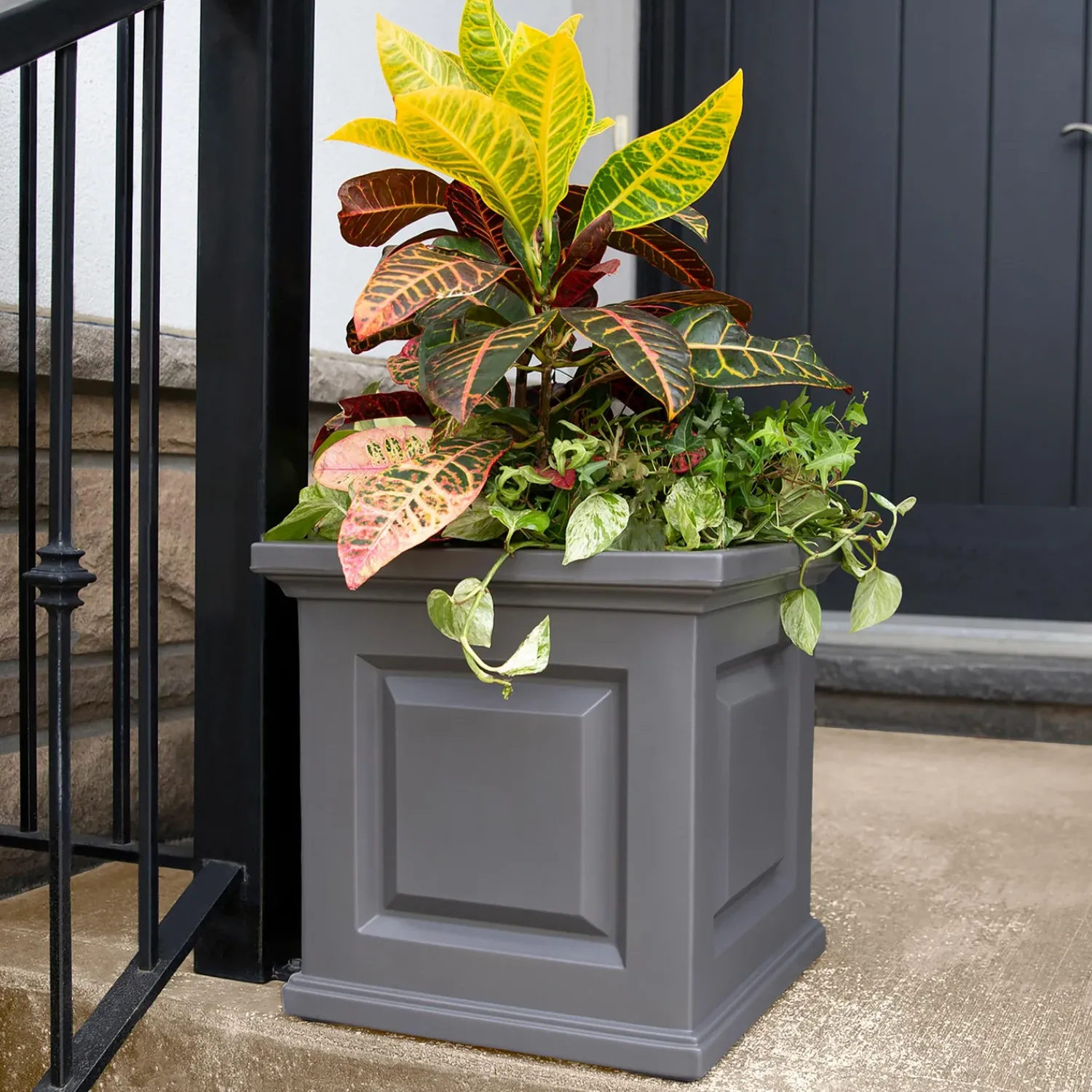 Plow & Hearth Planters & Plant Stands>Chadwick Self-Watering Planter, 16" sq.