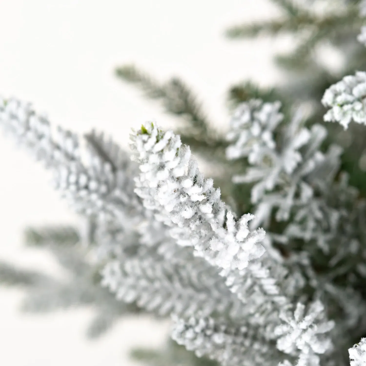 Plow & Hearth Lighted Trees & Garlands>Flocked Roanoke Spruce Christmas Tree