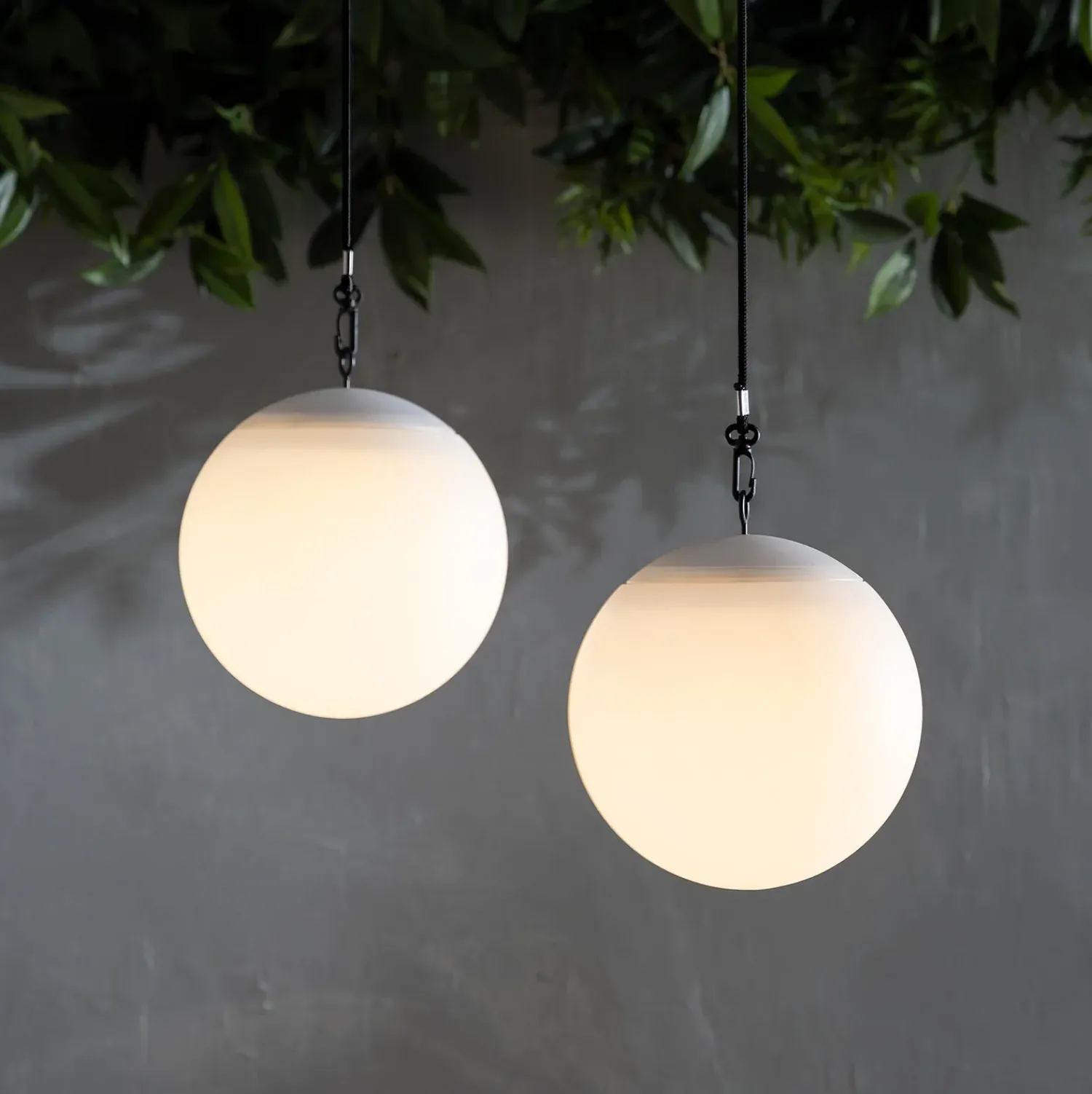 Plow & Hearth Lighted Garden Decorations|Lighted Accents>Hanging Solar Color Changing Sphere Light Black