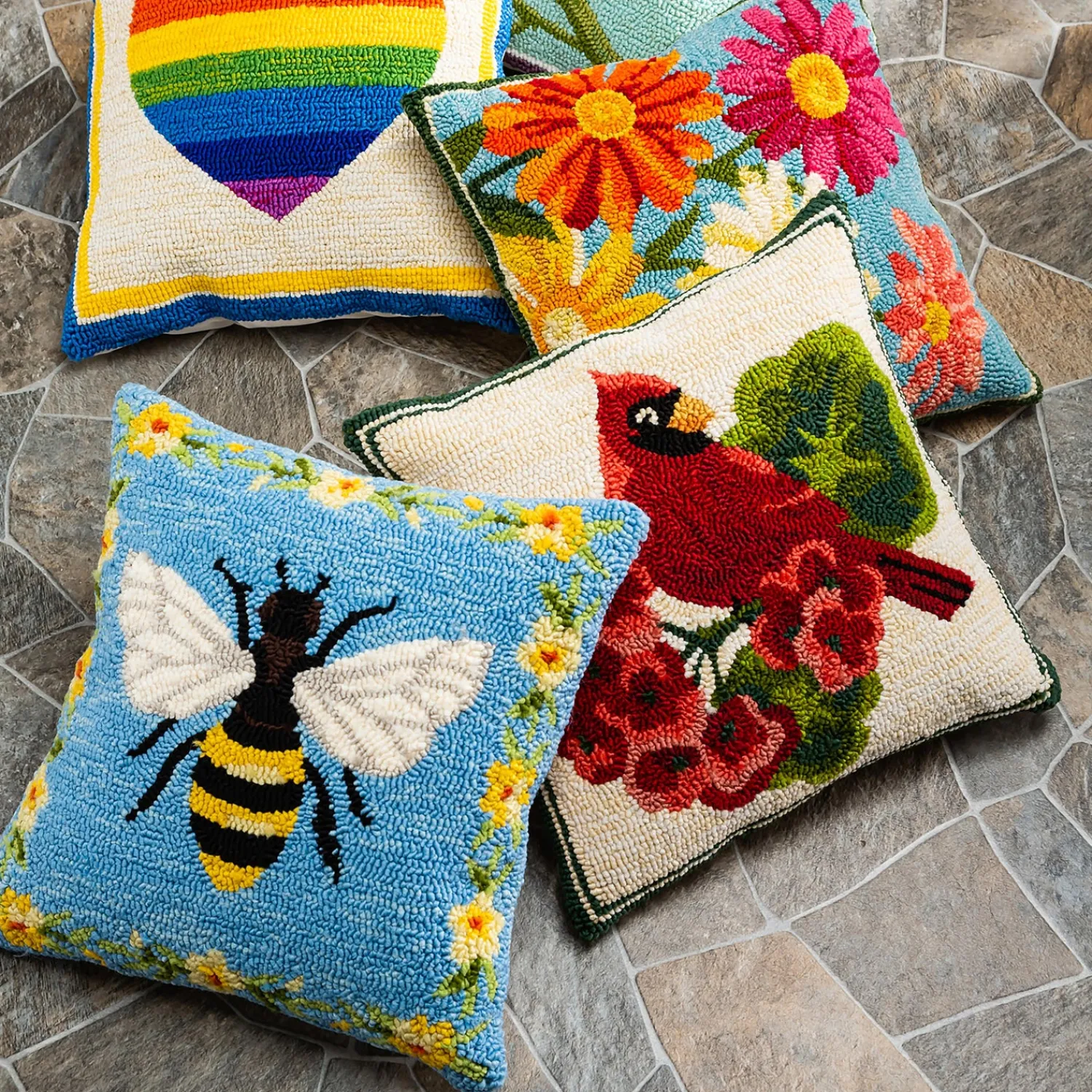 Plow & Hearth Outdoor Throw Pillows|Decorative Pillows>Indoor/Outdoor Bee Hooked Polypropylene Throw Pillow