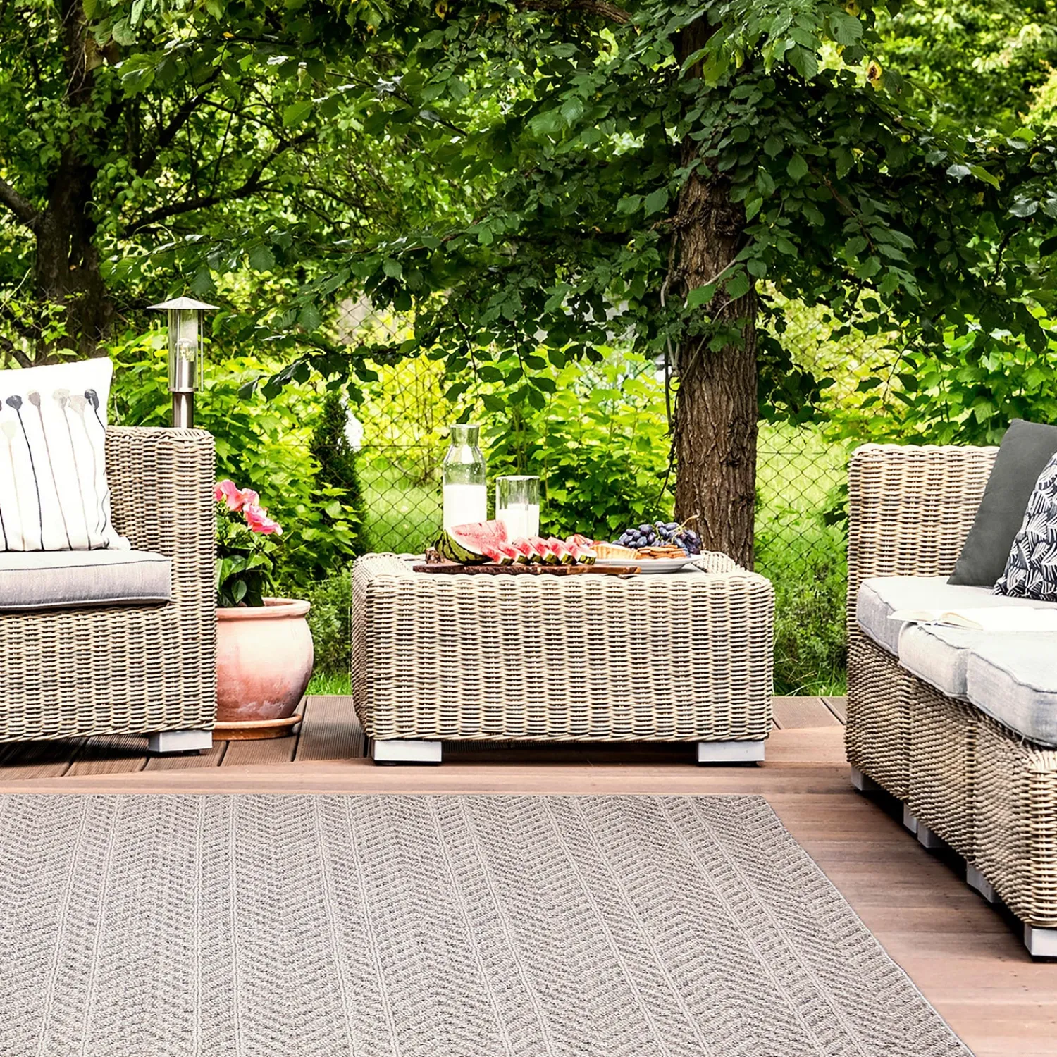 Plow & Hearth Area Rugs>Indoor/Outdoor Kitty Hawk Chevron Rug, 5'3" x 7'3" Silver